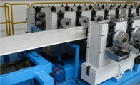 cadena de producción del panel de bocadillo de la PU de 12M/Min Discontinuous para el panel de pared